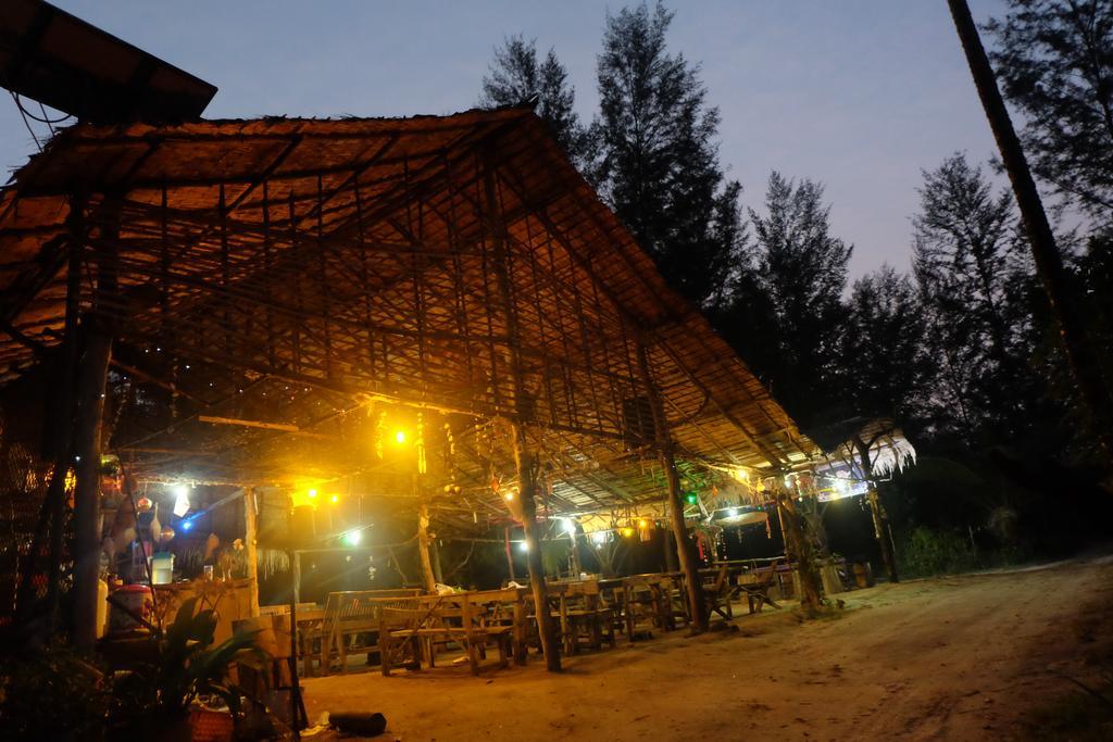 Hotel Mr. Chuoi Bar&Hut Ko Phra Thong Exterior foto