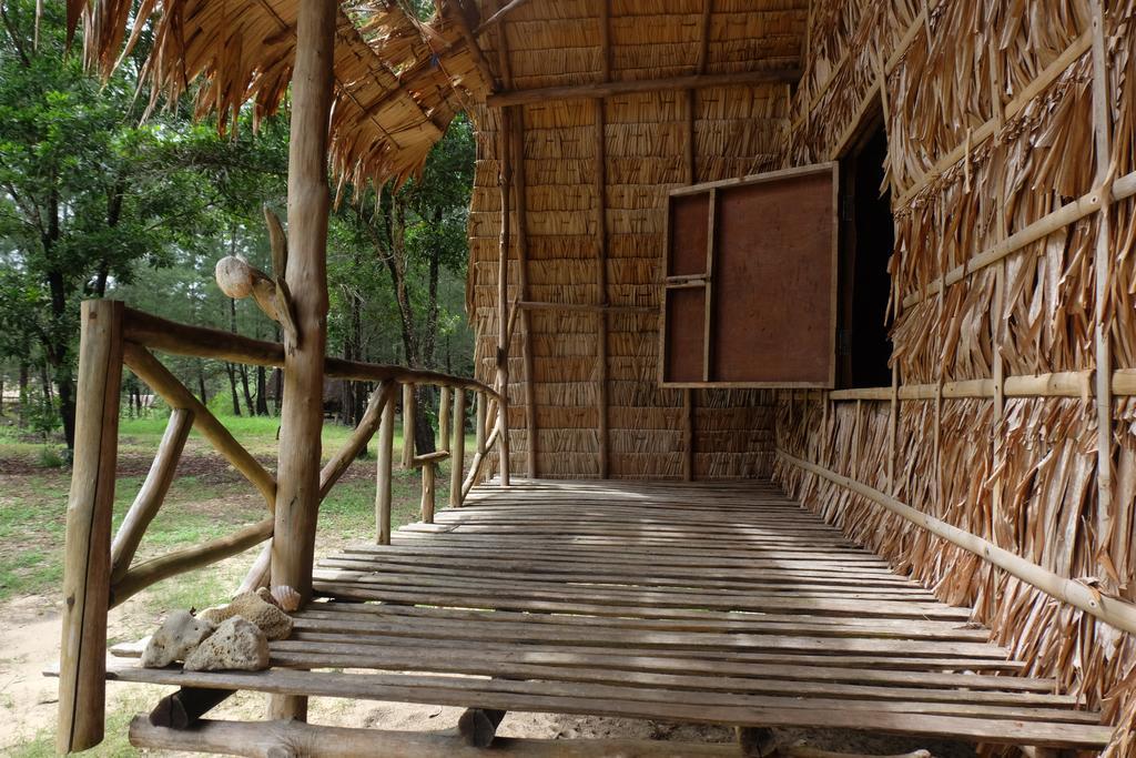 Hotel Mr. Chuoi Bar&Hut Ko Phra Thong Exterior foto