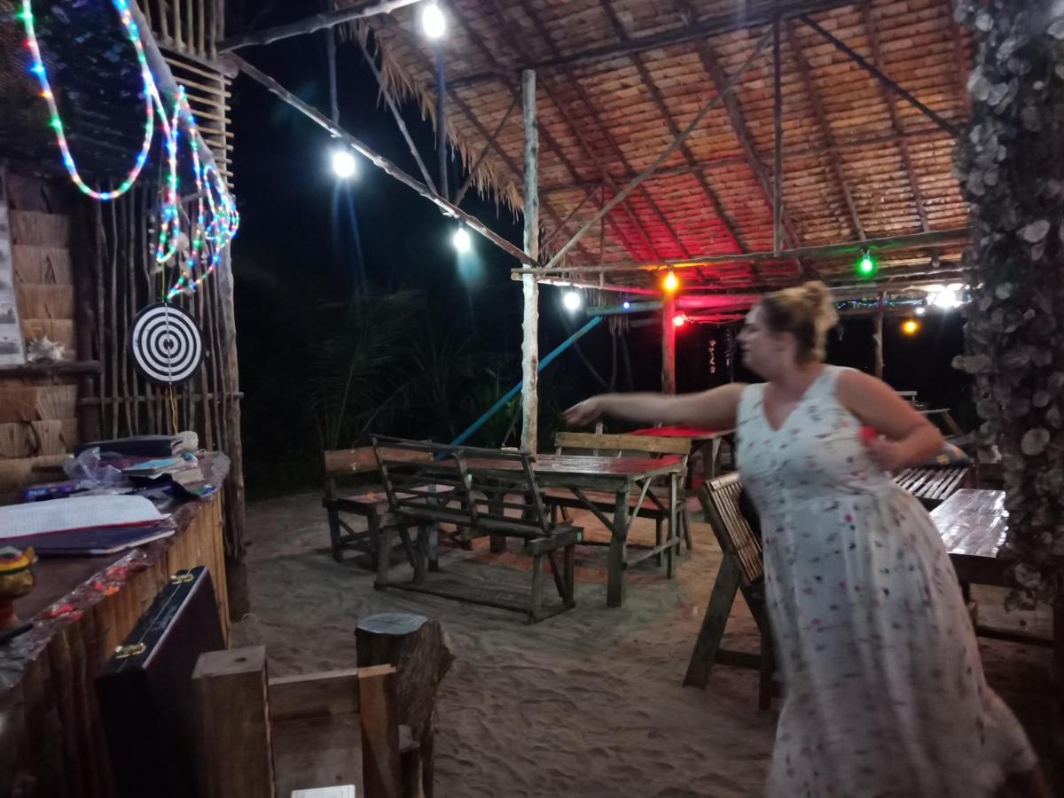 Hotel Mr. Chuoi Bar&Hut Ko Phra Thong Exterior foto